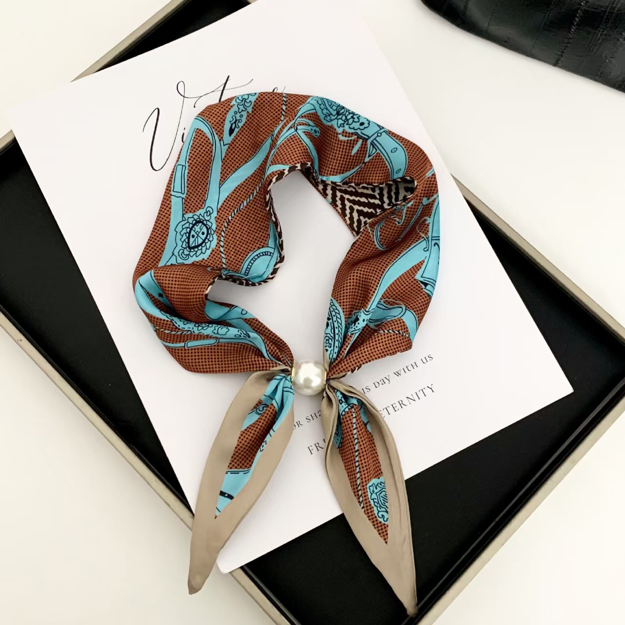 Silk Scarf Square - Elegancki szal z perłami w stylu